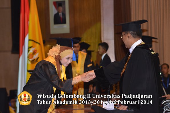 wisuda-unpad-gel-ii-ta-2013_2014-fakultas-isip-oleh-rektor-121