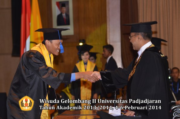 wisuda-unpad-gel-ii-ta-2013_2014-fakultas-isip-oleh-rektor-122