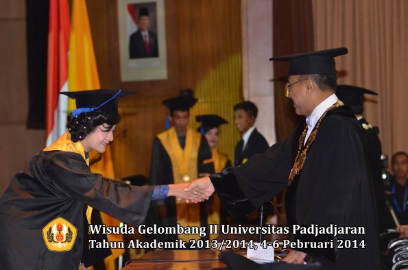 wisuda-unpad-gel-ii-ta-2013_2014-fakultas-isip-oleh-rektor-123