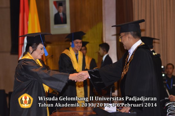 wisuda-unpad-gel-ii-ta-2013_2014-fakultas-isip-oleh-rektor-126