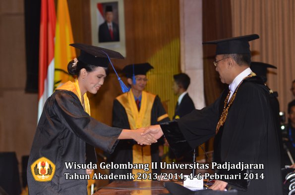 wisuda-unpad-gel-ii-ta-2013_2014-fakultas-isip-oleh-rektor-130