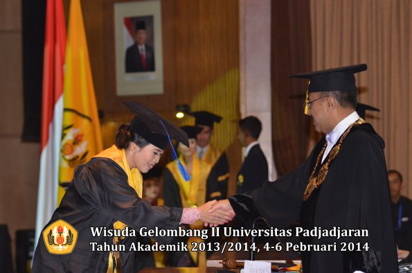 wisuda-unpad-gel-ii-ta-2013_2014-fakultas-isip-oleh-rektor-142