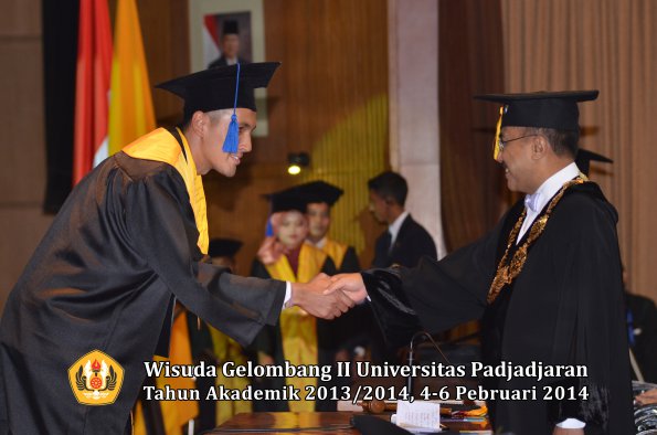 wisuda-unpad-gel-ii-ta-2013_2014-fakultas-isip-oleh-rektor-150