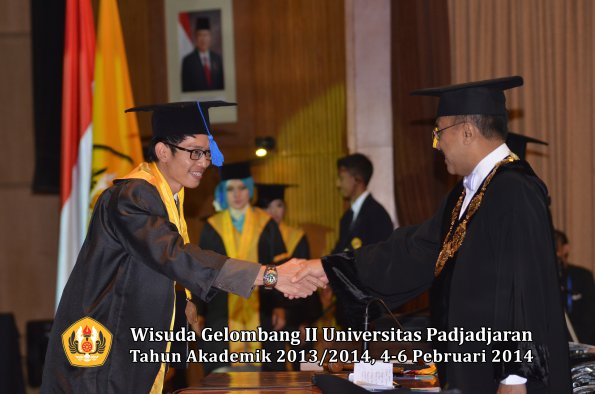 wisuda-unpad-gel-ii-ta-2013_2014-fakultas-isip-oleh-rektor-155