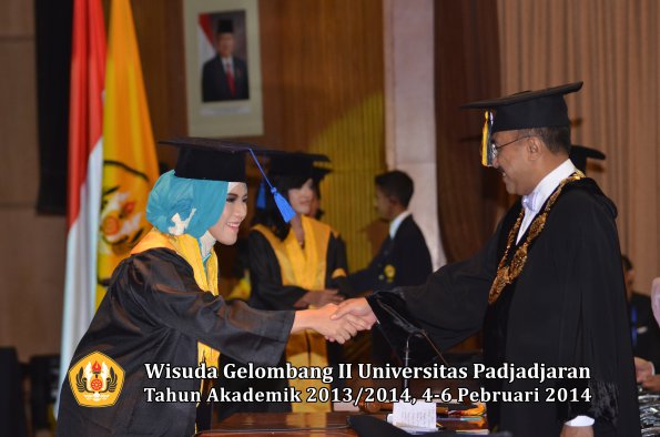 wisuda-unpad-gel-ii-ta-2013_2014-fakultas-isip-oleh-rektor-156