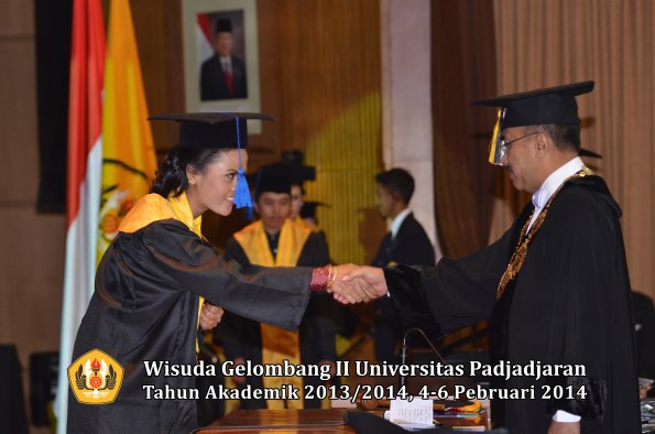 wisuda-unpad-gel-ii-ta-2013_2014-fakultas-isip-oleh-rektor-158