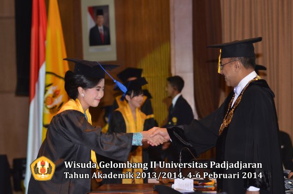 wisuda-unpad-gel-ii-ta-2013_2014-fakultas-isip-oleh-rektor-161