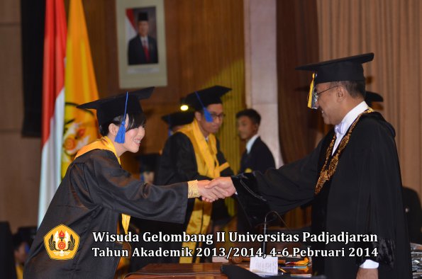 wisuda-unpad-gel-ii-ta-2013_2014-fakultas-isip-oleh-rektor-162