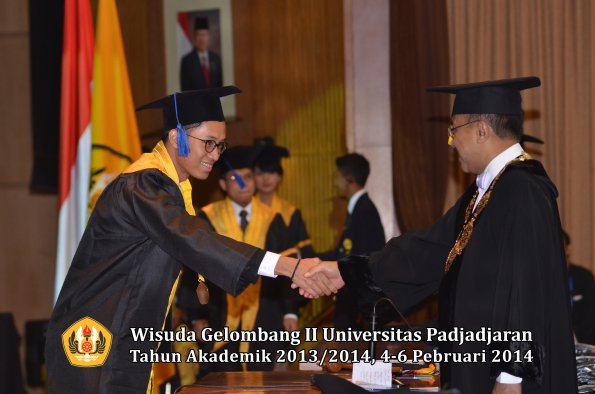 wisuda-unpad-gel-ii-ta-2013_2014-fakultas-isip-oleh-rektor-163