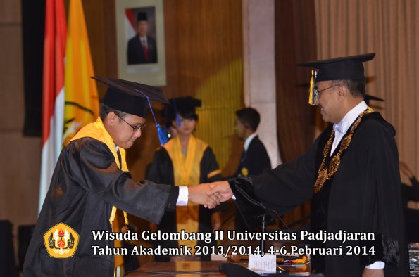 wisuda-unpad-gel-ii-ta-2013_2014-fakultas-isip-oleh-rektor-164