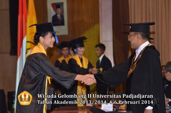 wisuda-unpad-gel-ii-ta-2013_2014-fakultas-isip-oleh-rektor-165