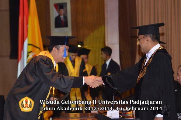 wisuda-unpad-gel-ii-ta-2013_2014-fakultas-isip-oleh-rektor-167