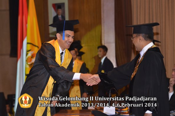 wisuda-unpad-gel-ii-ta-2013_2014-fakultas-isip-oleh-rektor-171