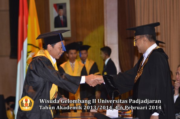 wisuda-unpad-gel-ii-ta-2013_2014-fakultas-isip-oleh-rektor-172