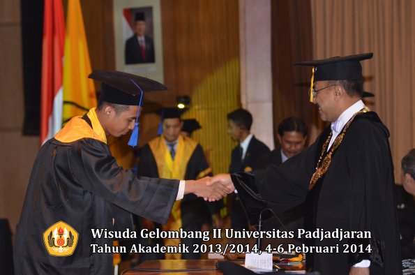 wisuda-unpad-gel-ii-ta-2013_2014-fakultas-isip-oleh-rektor-173