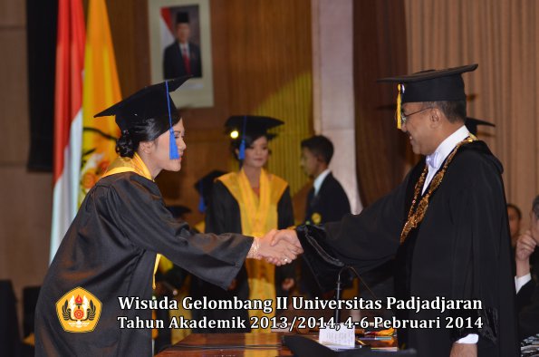 wisuda-unpad-gel-ii-ta-2013_2014-fakultas-isip-oleh-rektor-179