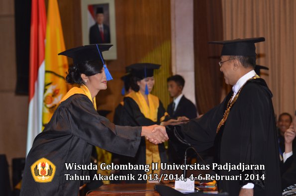 wisuda-unpad-gel-ii-ta-2013_2014-fakultas-isip-oleh-rektor-180