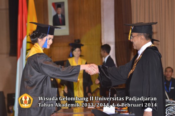 wisuda-unpad-gel-ii-ta-2013_2014-fakultas-isip-oleh-rektor-189