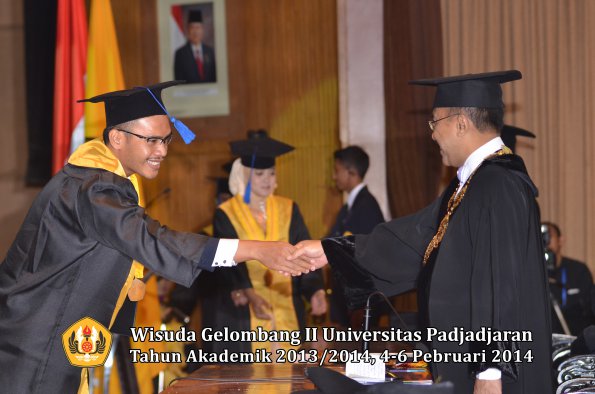 wisuda-unpad-gel-ii-ta-2013_2014-fakultas-isip-oleh-rektor-204