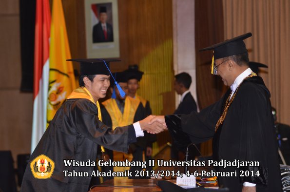 wisuda-unpad-gel-ii-ta-2013_2014-fakultas-isip-oleh-rektor-209