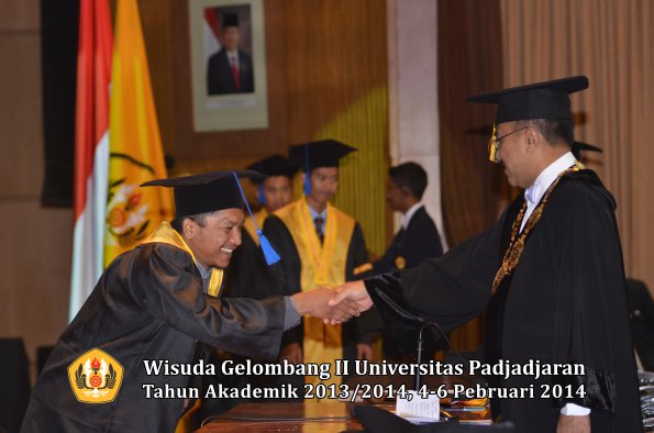 wisuda-unpad-gel-ii-ta-2013_2014-fakultas-isip-oleh-rektor-210