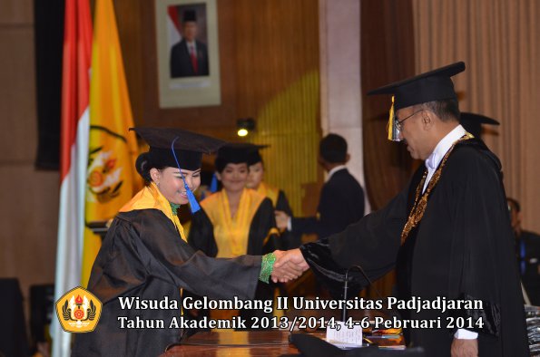 wisuda-unpad-gel-ii-ta-2013_2014-fakultas-isip-oleh-rektor-218