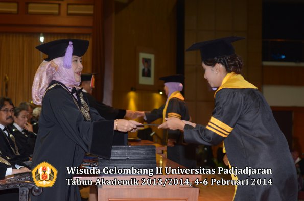 wisuda-unpad-gel-ii-ta-2013_2014-fakultas-kedokteran-gigi-oleh-dekan-005