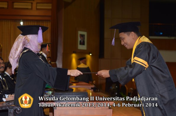 wisuda-unpad-gel-ii-ta-2013_2014-fakultas-kedokteran-gigi-oleh-dekan-021