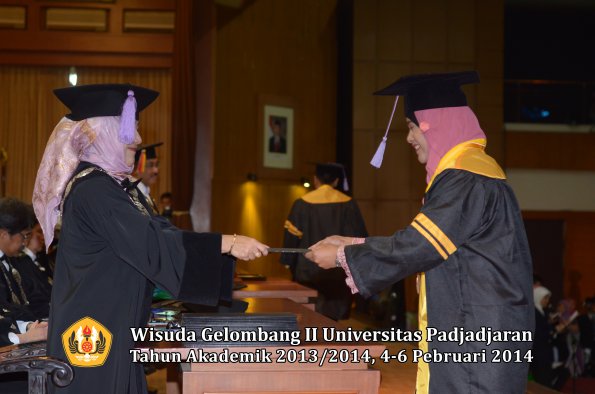 wisuda-unpad-gel-ii-ta-2013_2014-fakultas-kedokteran-gigi-oleh-dekan-022