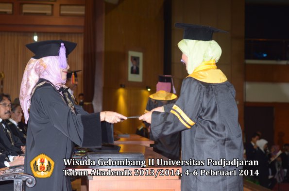 wisuda-unpad-gel-ii-ta-2013_2014-fakultas-kedokteran-gigi-oleh-dekan-023