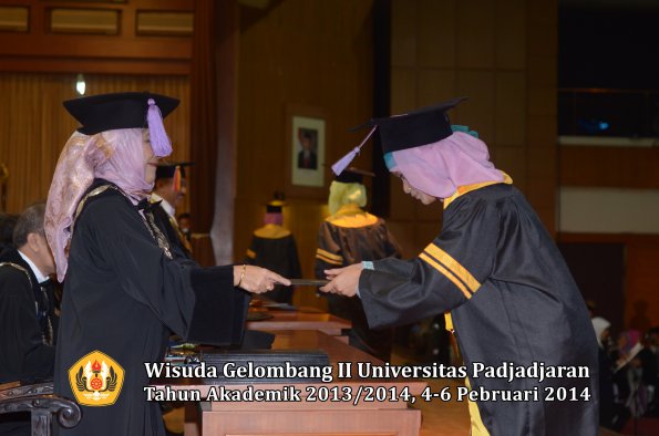 wisuda-unpad-gel-ii-ta-2013_2014-fakultas-kedokteran-gigi-oleh-dekan-024