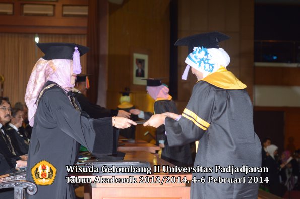 wisuda-unpad-gel-ii-ta-2013_2014-fakultas-kedokteran-gigi-oleh-dekan-025