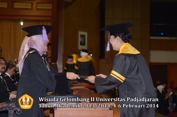 wisuda-unpad-gel-ii-ta-2013_2014-fakultas-kedokteran-gigi-oleh-dekan-026