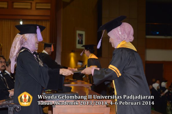 wisuda-unpad-gel-ii-ta-2013_2014-fakultas-kedokteran-gigi-oleh-dekan-027