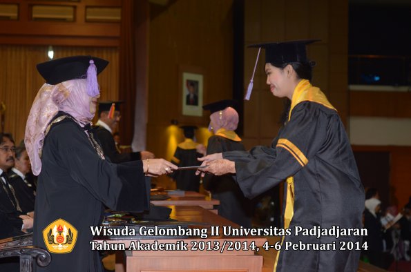 wisuda-unpad-gel-ii-ta-2013_2014-fakultas-kedokteran-gigi-oleh-dekan-028