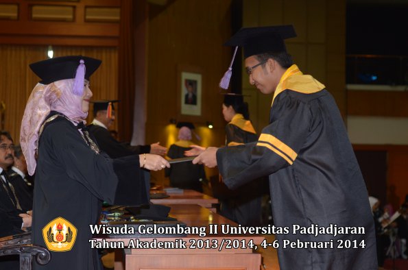 wisuda-unpad-gel-ii-ta-2013_2014-fakultas-kedokteran-gigi-oleh-dekan-029