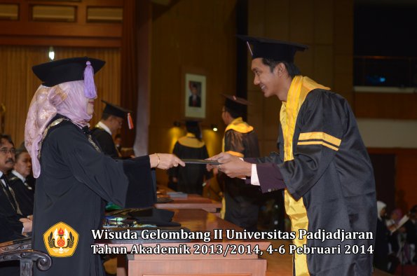 wisuda-unpad-gel-ii-ta-2013_2014-fakultas-kedokteran-gigi-oleh-dekan-030