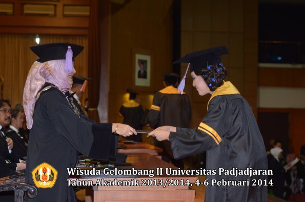 wisuda-unpad-gel-ii-ta-2013_2014-fakultas-kedokteran-gigi-oleh-dekan-031