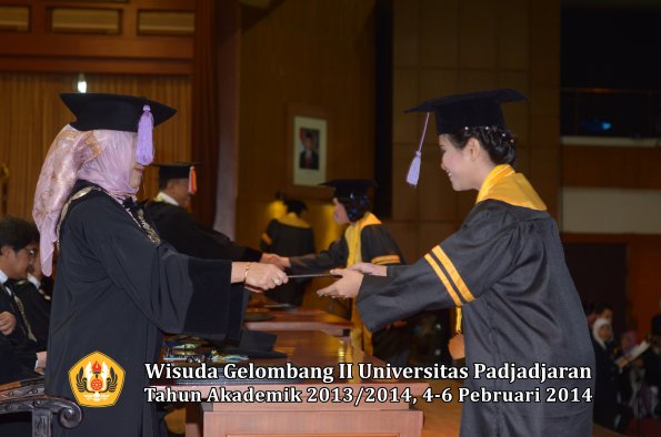 wisuda-unpad-gel-ii-ta-2013_2014-fakultas-kedokteran-gigi-oleh-dekan-032