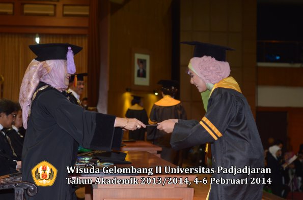 wisuda-unpad-gel-ii-ta-2013_2014-fakultas-kedokteran-gigi-oleh-dekan-033