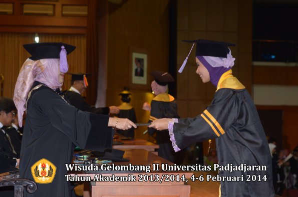 wisuda-unpad-gel-ii-ta-2013_2014-fakultas-kedokteran-gigi-oleh-dekan-034