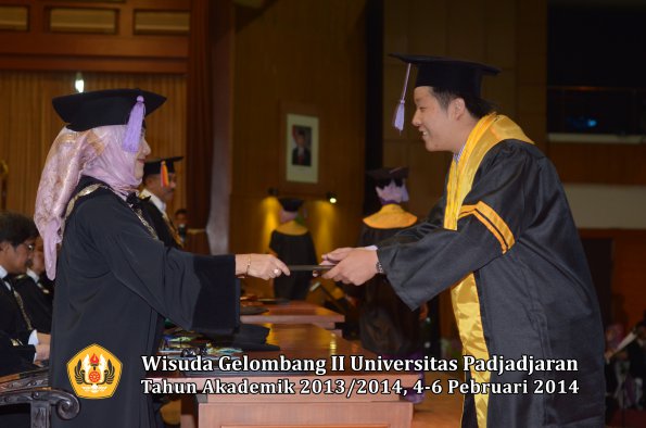 wisuda-unpad-gel-ii-ta-2013_2014-fakultas-kedokteran-gigi-oleh-dekan-035