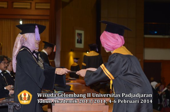 wisuda-unpad-gel-ii-ta-2013_2014-fakultas-kedokteran-gigi-oleh-dekan-036