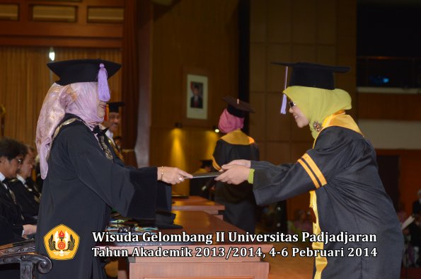 wisuda-unpad-gel-ii-ta-2013_2014-fakultas-kedokteran-gigi-oleh-dekan-037