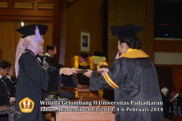 wisuda-unpad-gel-ii-ta-2013_2014-fakultas-kedokteran-gigi-oleh-dekan-038