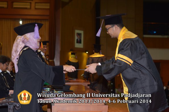 wisuda-unpad-gel-ii-ta-2013_2014-fakultas-kedokteran-gigi-oleh-dekan-039