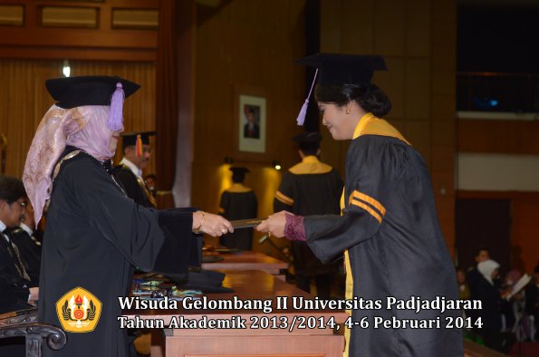 wisuda-unpad-gel-ii-ta-2013_2014-fakultas-kedokteran-gigi-oleh-dekan-040