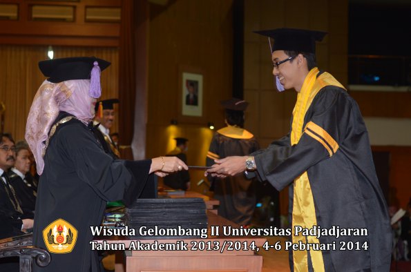 wisuda-unpad-gel-ii-ta-2013_2014-fakultas-kedokteran-gigi-oleh-dekan-041