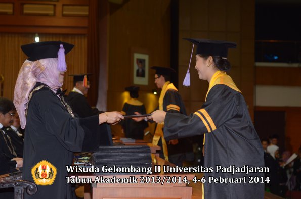 wisuda-unpad-gel-ii-ta-2013_2014-fakultas-kedokteran-gigi-oleh-dekan-042