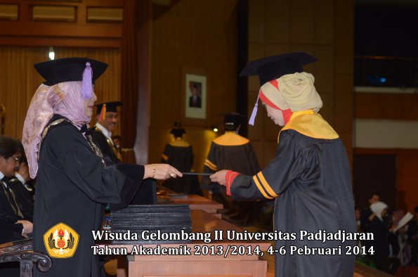 wisuda-unpad-gel-ii-ta-2013_2014-fakultas-kedokteran-gigi-oleh-dekan-043